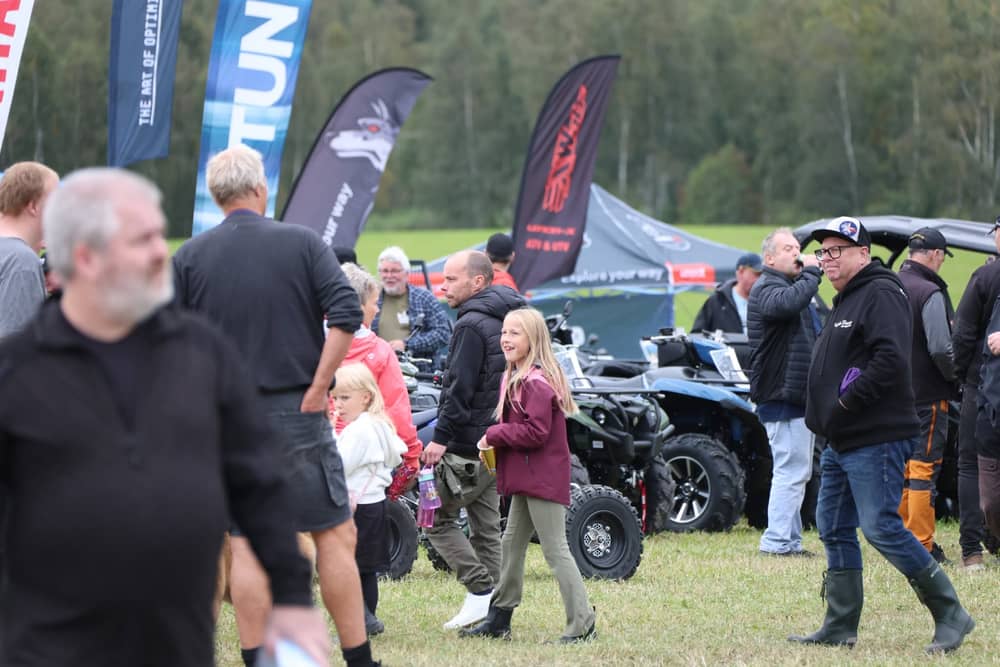 Besökare bland utställartält på ATV-mässan