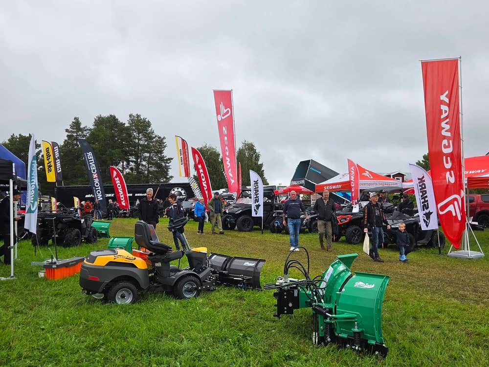 Flaggor från utställare som Ski-Doo, Can-Am och Honda