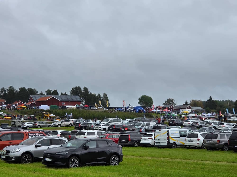 Flygfoto över bilparkeringen vid mässan