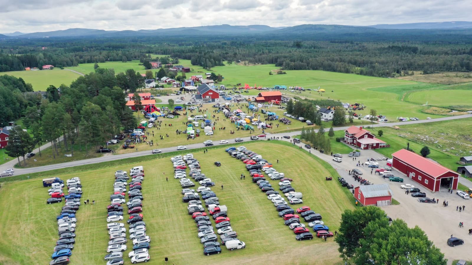 Flygfoto över ATV-Mässans mässområde i Färila