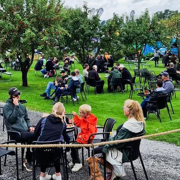 Besökare som sitter tillsammans och äter i det gröna